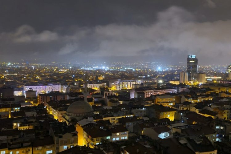 Bursa'da şimşekler geceyi gündüze çevirdi
