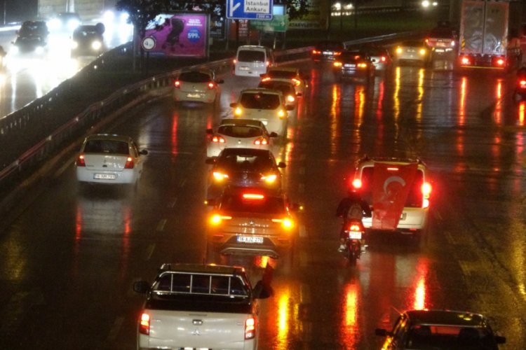 Bursa'da yağmura aldırış etmeden Azerbaycan'a destek verdiler