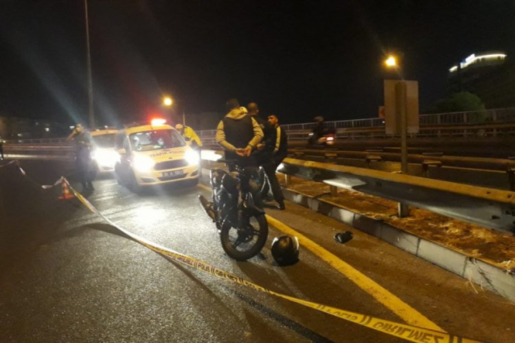 Virajı alamayan motosiklet bariyere çarptı