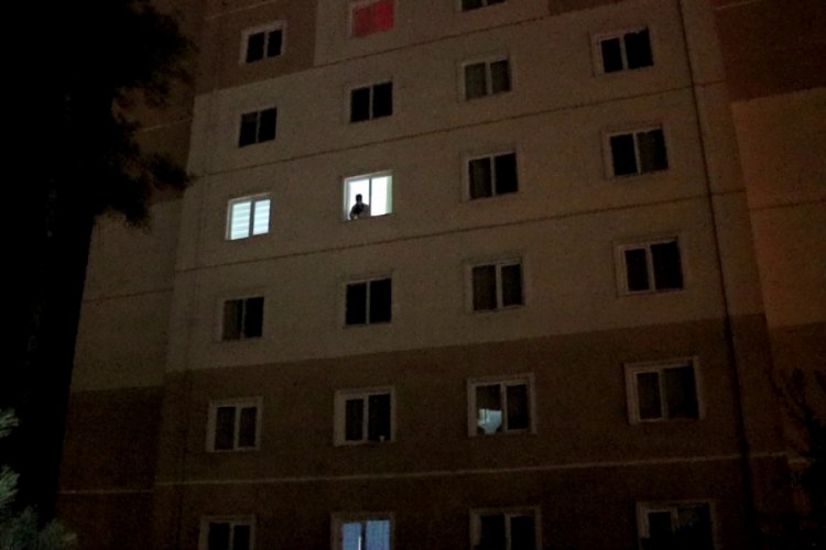 Pencereden düşen 4 çocuk annesi ağır yaralandı