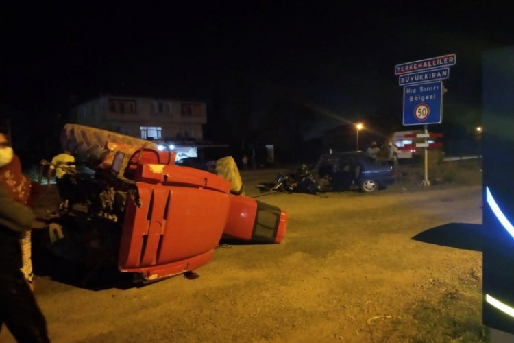 Bartın'da otomobil traktörle çarpıştı