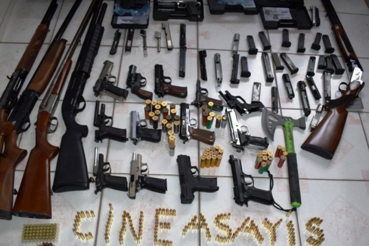 Silah kaçakçılığı şebekesi operasyonla çökertildi