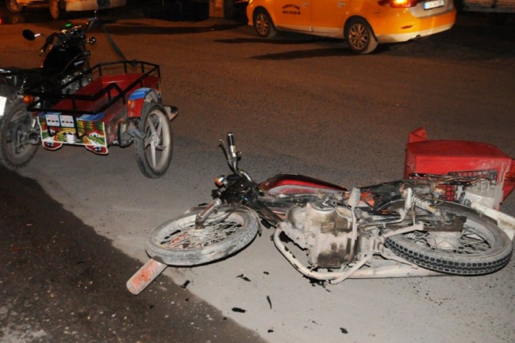 İki motosiklet kafa kafaya çarpıştı