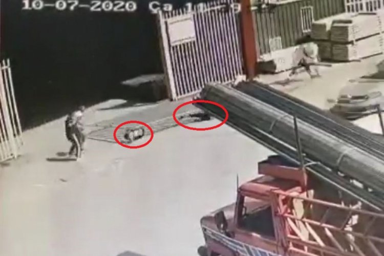 Demir kapı üzerlerine devrilen 2 çocuk yaralandı
