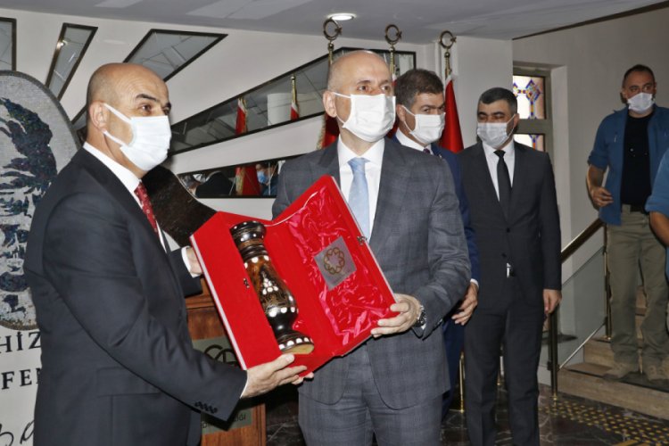 Bakan Karaismailoğlu: Biz çalıştıkça yollarımızı tıkayan daha da artıyor