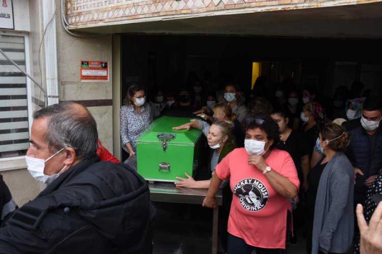 Eşinin bıçaklayarak öldürdüğü Bihter'in cenazesini kadınlar taşıdı