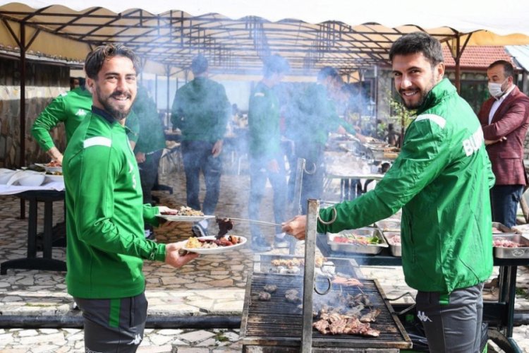Timsah barbekü partisinde moral depoladı