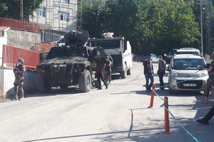 Boş arazide 2 erkek cesedi bulundu