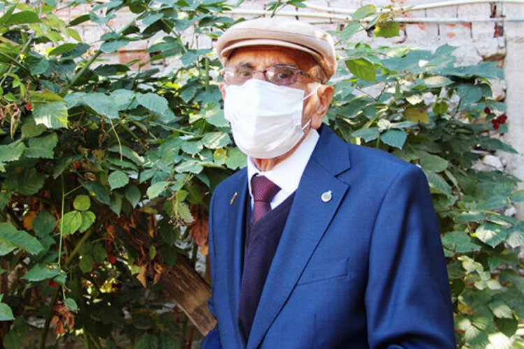 91 yaşındaki emekli öğretmen koronavirüsü yendi