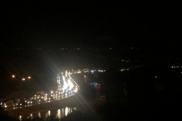 Bursa'da yağış nedeniyle kilometrelerce kuyruk oluştu