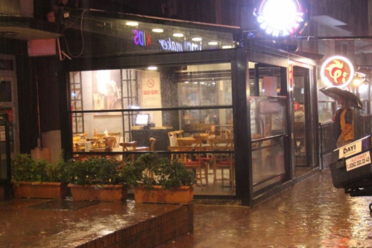 Restoranın baca kısmında çıkan yangın çıktı