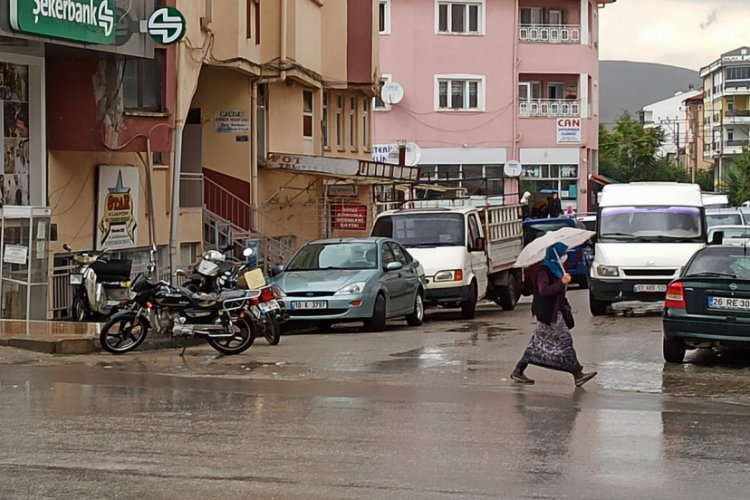Afyonkarahisar'da yağmura hazırlıksız yakalanan vatandaşlar zor anlar yaşadı
