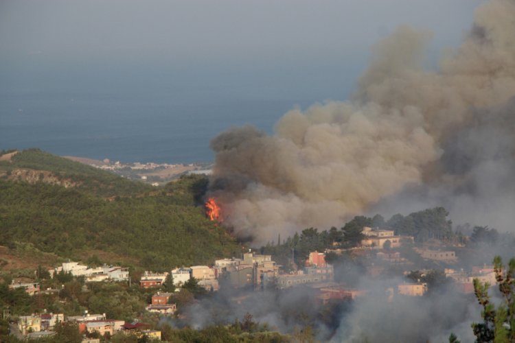 Hatay'da orman yangınlarına havadan ve karadan müdahale sürüyor
