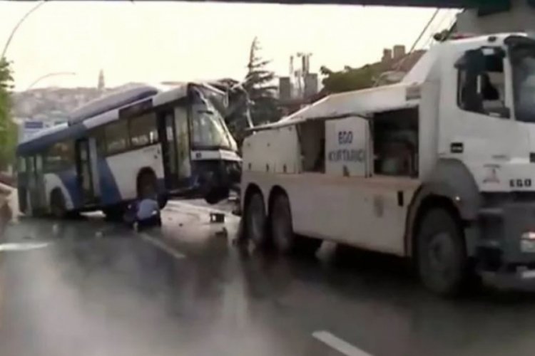 Ankara'da belediye otobüsü üst geçit asansörüne çarptı