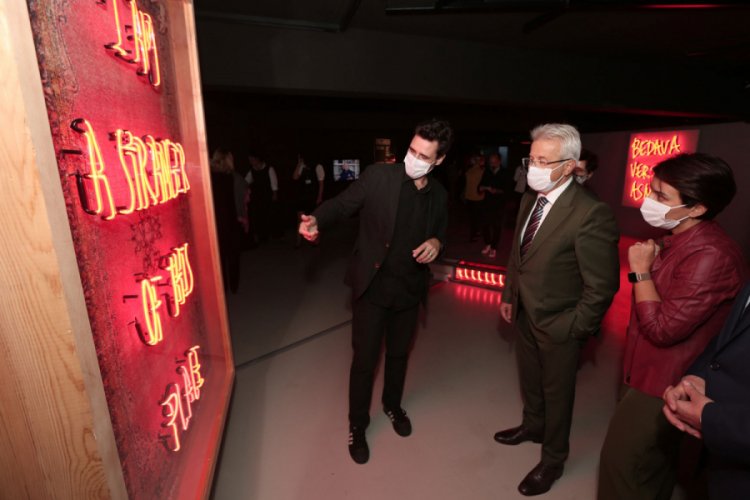 Neon ve ışığın çağdaş sanata yansıması Bursa'da sanatseverlerle buluştu