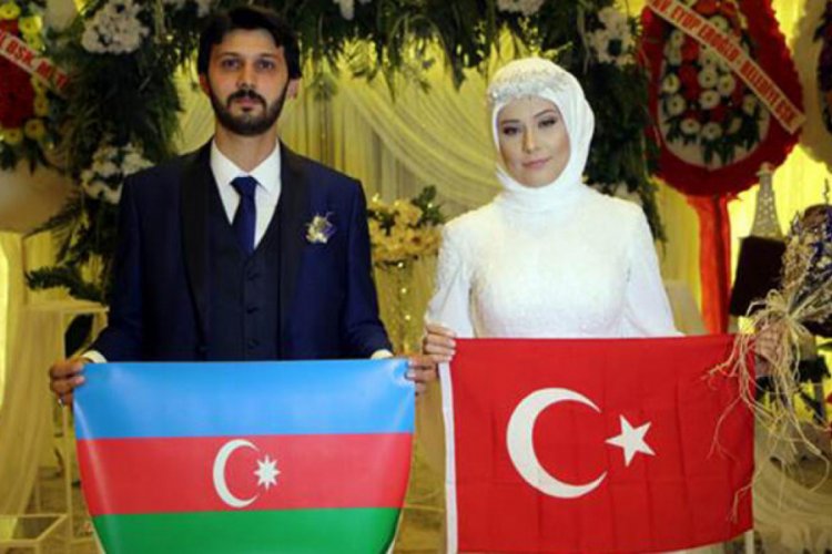 Gelin ve damat düğünlerinde Türk ve Azerbaycan bayrağı açtı