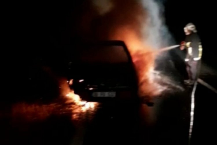 Seyir halindeki otomobil alev topuna döndü