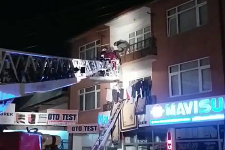 Yangında mahsur kalan 5 kişiyi itfaiye kurtardı