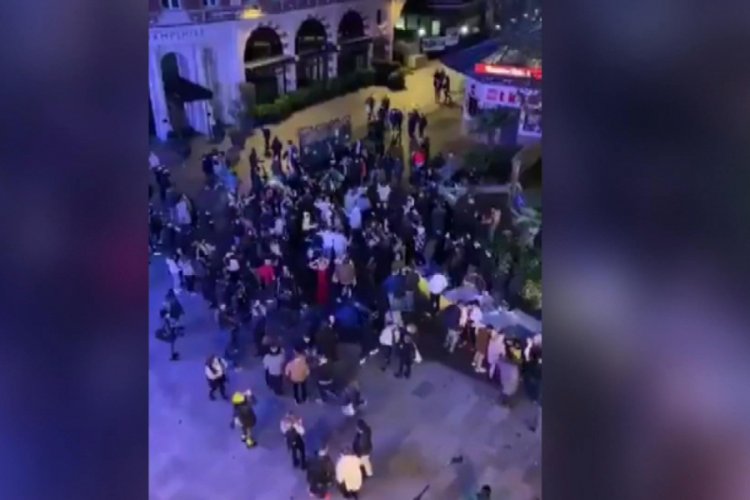 İngiltere'de Leicester Meydanı'nda koronavirüs partisi