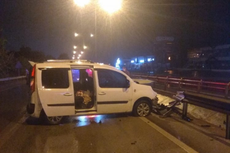 Bursa'da kontrolden çıkıp bariyerlere çarptı
