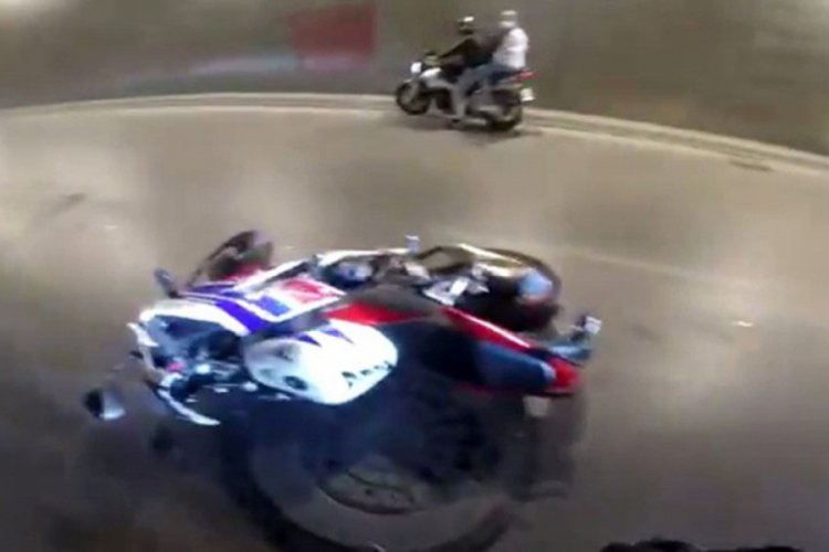 Motosikletlinin yaşadığı kaza kamerada