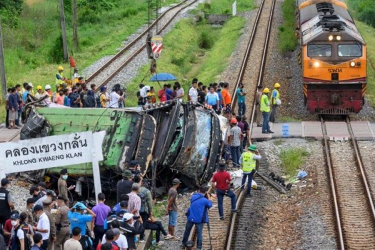 Tayland'da hemzemin geçitte tren otobüse çarptı: 17 ölü