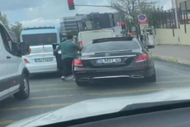 'Pes' dedirten görüntü! Elinde silahla aracından indi