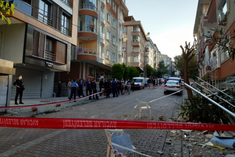 Korku dolu anlar! Avcılar'da balkon çöktü