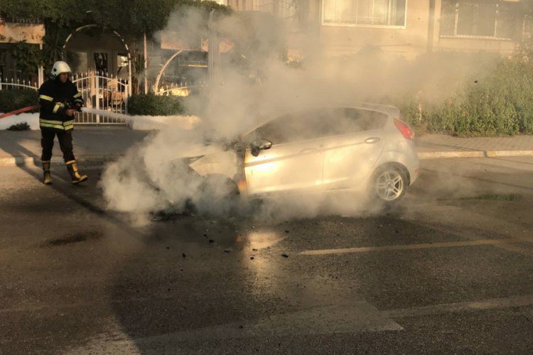 Seyir halindeki otomobil alev alev yandı