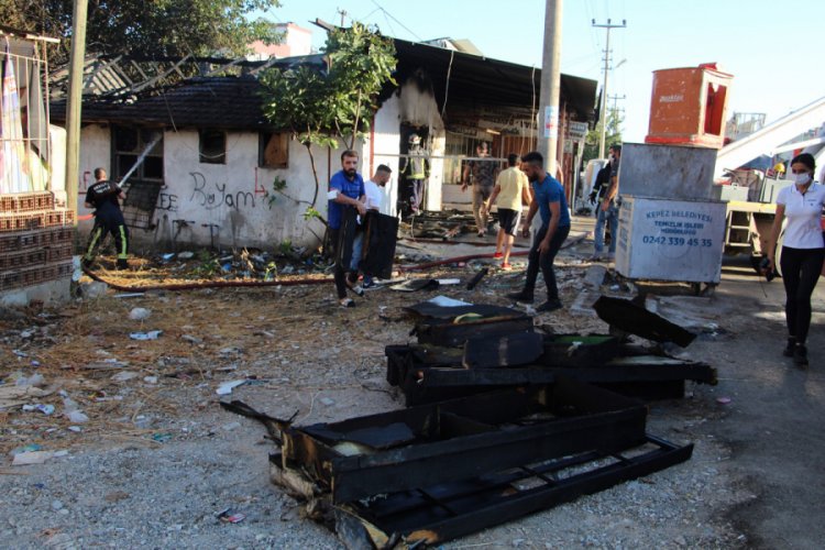 Mobilya deposunda yangın