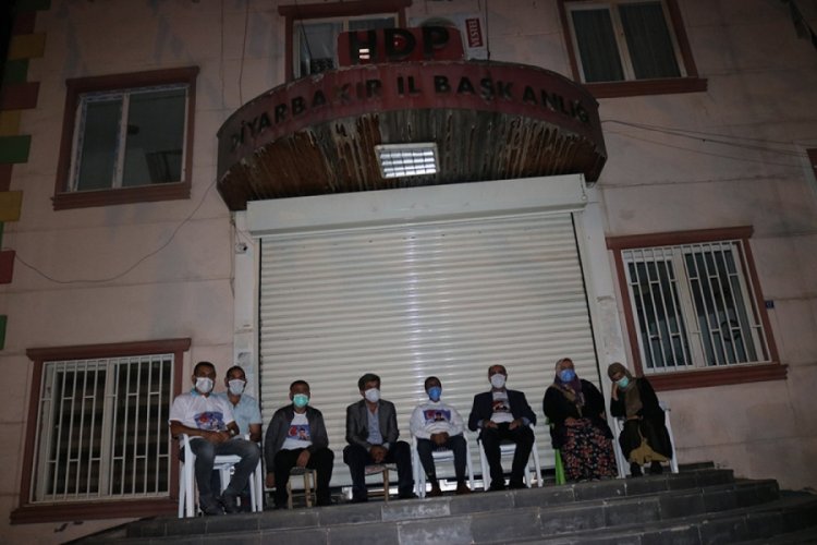 Evlat nöbetine büyük saygısızlık! PKK marşı çaldılar...