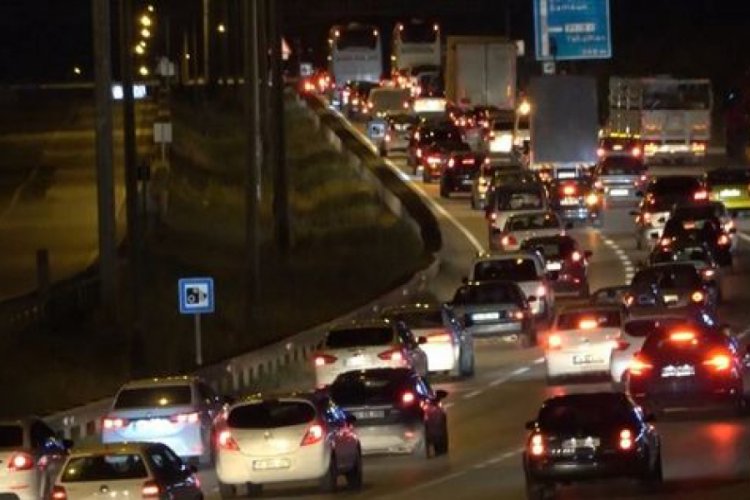 Okul öncesi binlerce kişi yollara akın etti