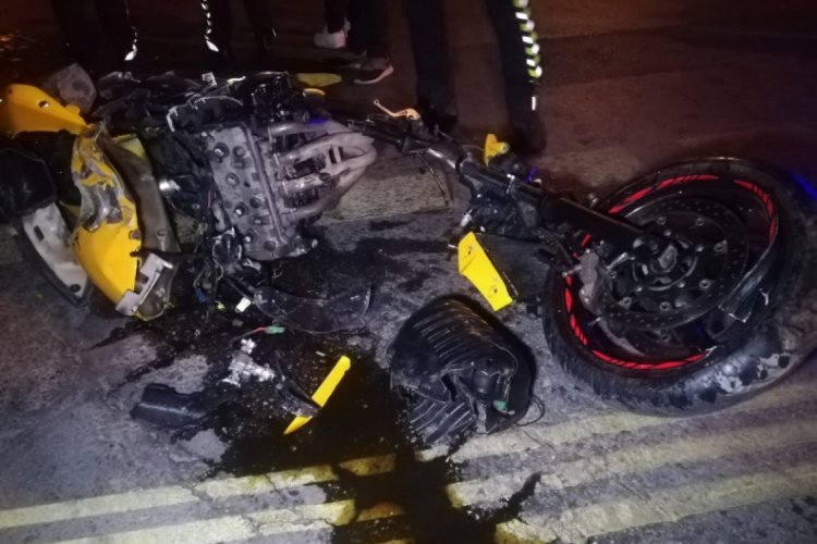 İzmir'de motosiklet refüje çarptı: 2 yaralı