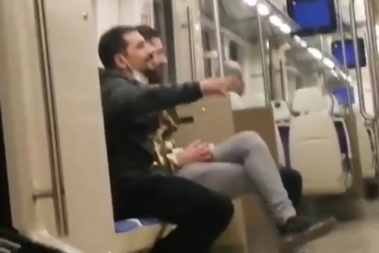 Toplu taşımada bağıra bağıra şarkı söyleyip, sigara içtiler