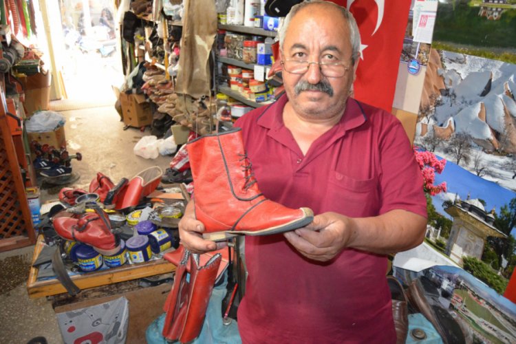 'Çarıkçılık' mesleğini yaşatmaya çalışıyor