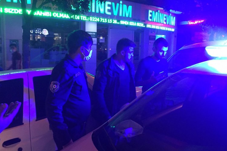 Bursa'da kazadan kaçmak isteyen gençler maskesizlikten dolayı ceza yedi