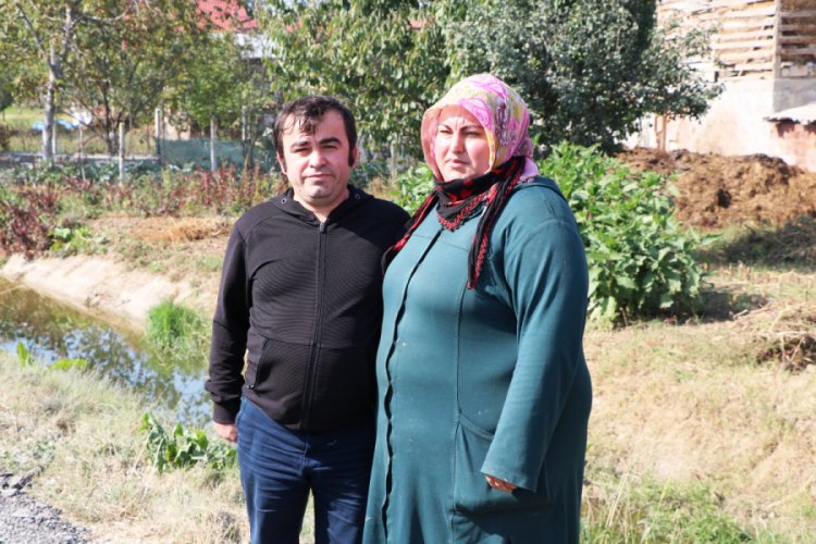 Evlerinin yakınındaki sulama kanalı, evlat edinmelerine engel oldu