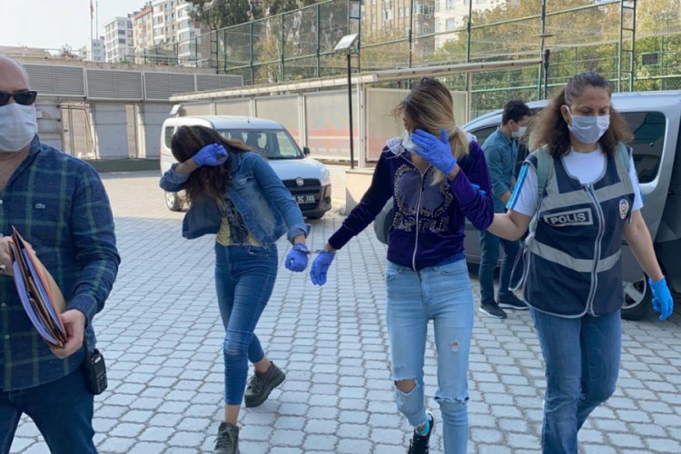 Çaldıkları altınları polis otosuna saklamışlar