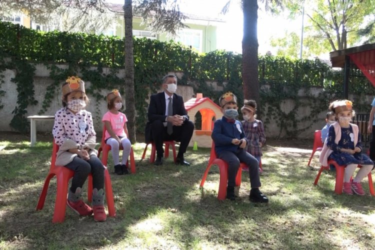 Bakan Selçuk, öğrencilerin temassız oyunlarına eşlik etti
