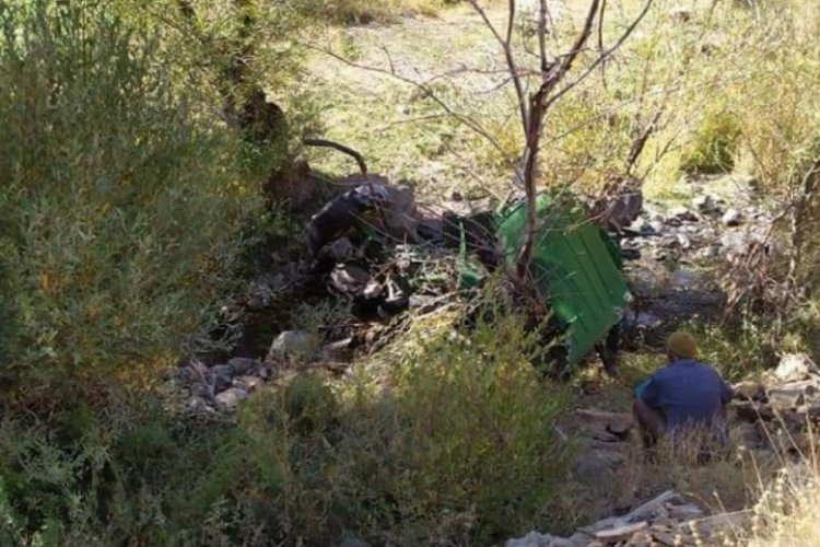 Devrilen traktörünün altında kalan yaşlı adam öldü
