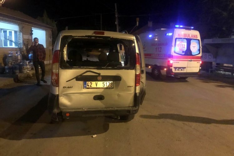 Motosiklet hafif ticari araca arkadan çarptı