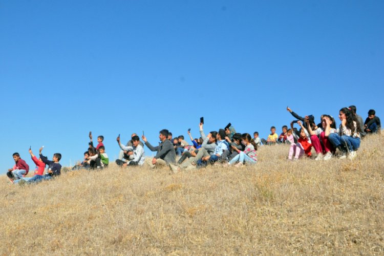 Öğrenciler EBA'ya girmek için yüksek rakımlı tepeye çıkıyorlar