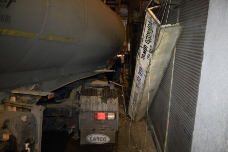 Abdurrahim Albayrak'ın annesinin yaşadığı binaya tanker çarptı