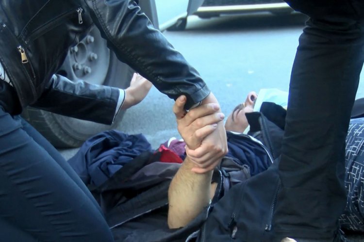Kaza yapan motosikletlinin elini bir an olsun bırakmadı