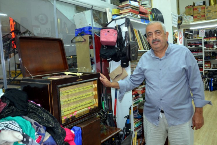 25 yıldır uçakta unutulan eşyaları satıyor