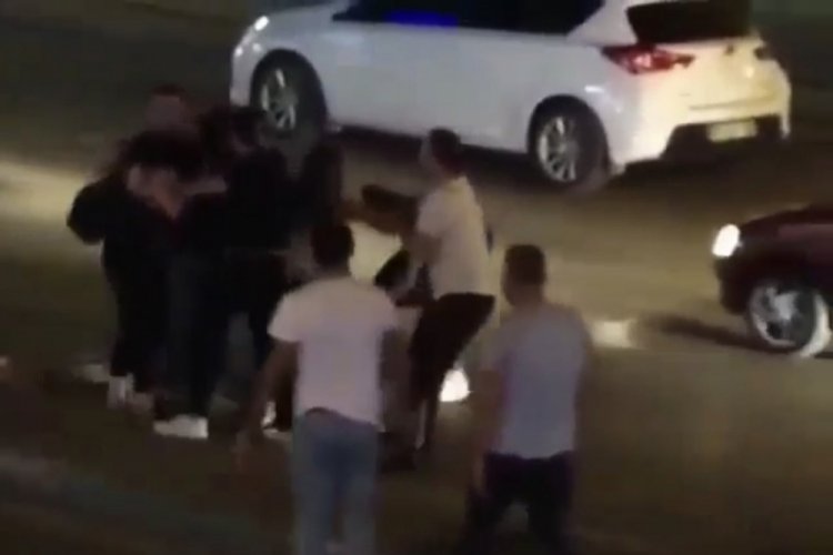 Bursa'da sevgilisine sosyal medyadan ''yazdı'' diye kızlar saç saça birbirine girdi