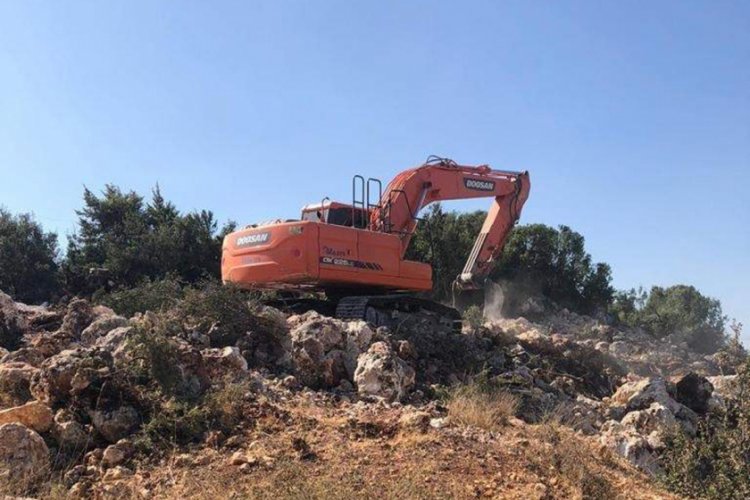 Mersin'de iş makineli kaçak kazıya suçüstü: 3 gözaltı