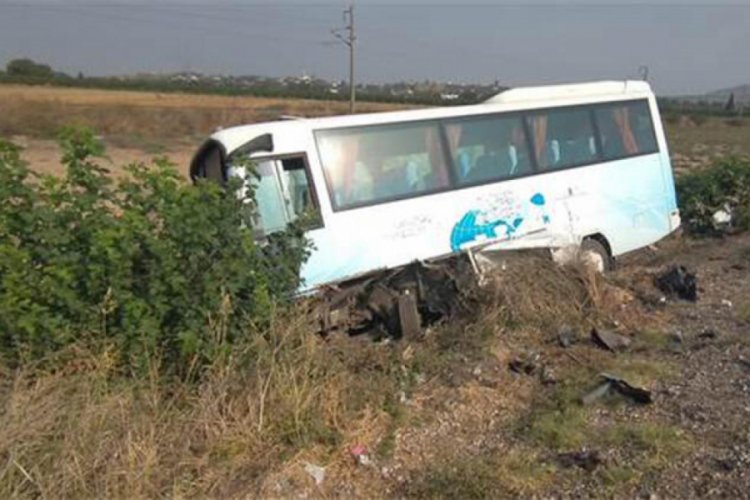 Midibüs ile otomobil çarpıştı: 6 yaralı