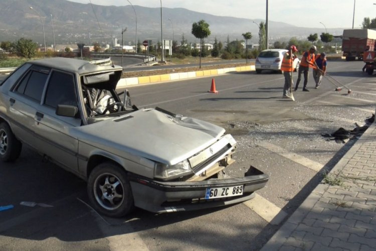 Lastiği patlayan otomobil traktöre çarptı