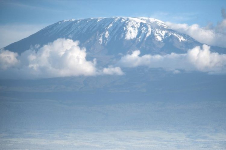 Tanzanya'nın simgesi Kilimanjaro Dağı'ndaki yangın 3 gündür devam ediyor